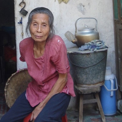 Bà lão ăn xin nuôi cháu nuôi học đại học